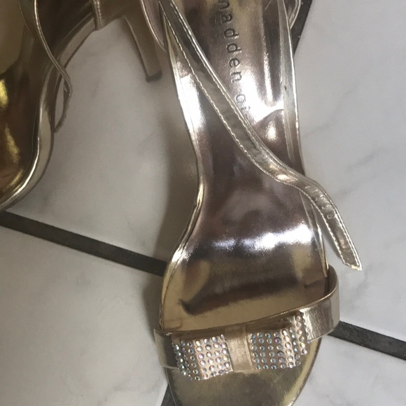A pair of gold traps Heels - Picture 6 of 16